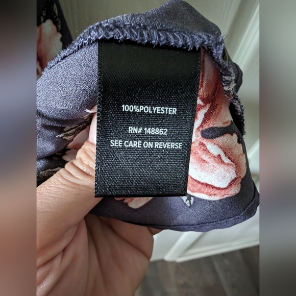 Flowered sleeveless blouse - Picture 5 of 7